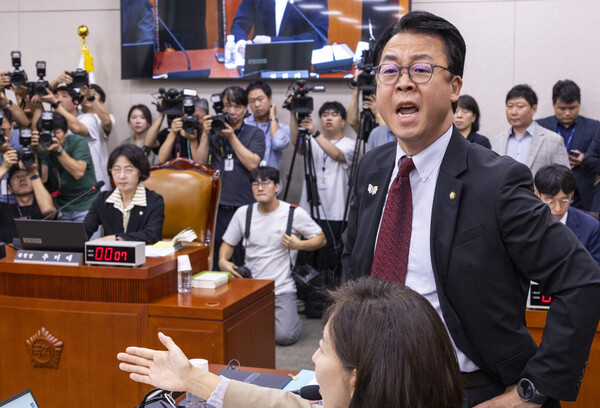 국민의힘 곽규택 의원이 16일 서울 여의도 국회에서 열린 법제사법위원회 전체회의에서 더불어민주당 의원들의 나경원 의원에 대한 비판 발언에 항의하고 있다. 연합뉴스. 