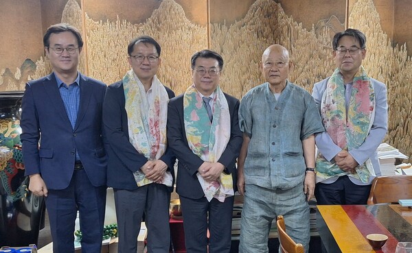 전민현 인제대학교 총장, 인제대 정관수 산학협력단 본부장, 인제대 박대조 특임교수, 김성훈 특임교수가 지난 12일 영축총림 통도사를 방문해 서운암에서 조계종 종정예하 중봉 성파 대종사와 환담을 나누고 기념촬영을 하고 있다. 박대조 교수 제공