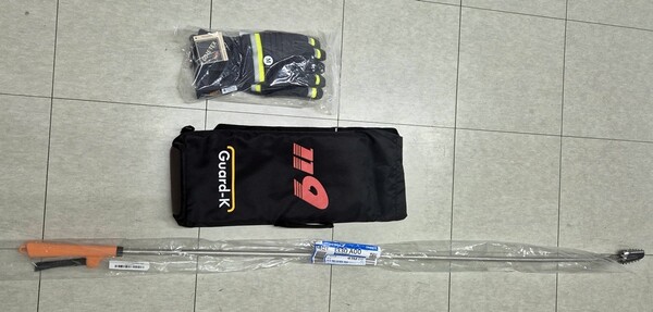 전 역사에 PM 배터리 화재대응 전용 물품을 역무실에 배치. (위쪽부터 화재대응용 방열장갑, 질식소화포, 인출용 집게 3종). 대전교통공사 제공.