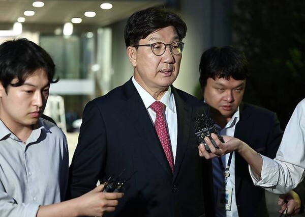 16일 윤석열 정부-통일교 유착의 단초로 지목된 국민의힘 권성동 의원이 서울 서초구 서울중앙지법에서 열린 영장실질심사 후 굳은 표정으로 서울구치소로 향하고 있다. 연합뉴스