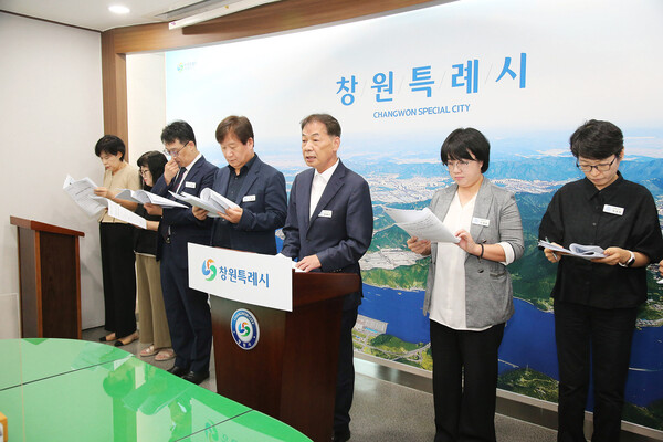 창원복지재단 홍재식 이사장이 17일 시청 프레스센터에서 올해 3분기 정례브리핑을 하고 있다.