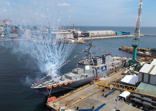HD현대중공업이 건조해 17일 진수한 8200t급 최첨단 이지스구축함(KDX-III Batch-II) 2번함인 '다산정약용함'. HD현대중공업 제공