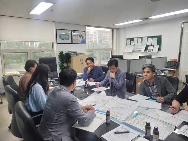 윤해동 안양시의원(우측 중앙)이 관양고 주변 주민 불편 해소를 위한 간담회에서 안양시를 비롯한 관계기관들과 대책을 숙의하고 있다.윤해동 의원실 제공.