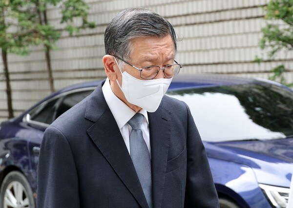 박삼구 전 금호아시아나그룹 회장이 18일 서울고법에서 열린 계열사 부당 지원 및 3000억원대 회삿돈 횡령 혐의 관련 2심 선고에서 징역 2년 6개월에 집행유예 4년을 선고 받은 뒤 법정을 나서고 있다. 연합뉴스
