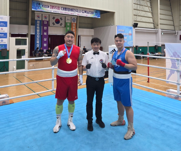 남해군청 복싱선수단 김도현 선수(왼쪽)와 정태욱 선수(오른쪽)가 메달을 수상하고 기념촬영을 하고 있다. 남해군 제공