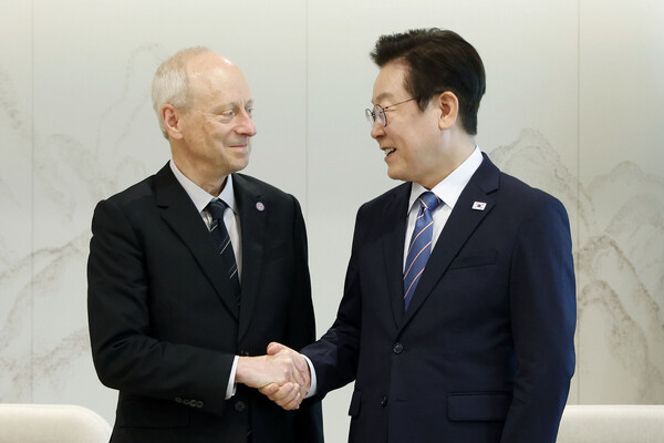 이재명 대통령이 18일 서울 용산 대통령실에서 저서 '정의란 무엇인가'로 유명한 마이클 샌델 하버드 대학교 교수와 인사하고 있다. 연합뉴스. 