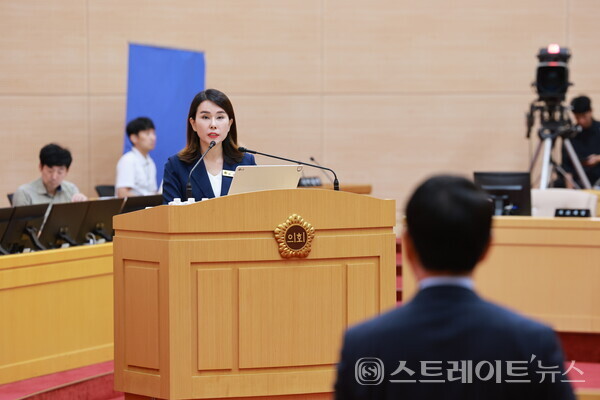 한숙경 전남도의원(더불어민주당·순천7)이 18일 열린 제393회 임시회 도정 및 교육행정질문에서 순천 신대지구 내 외국교육기관 유치 지연 문제를 지적하고 있다. 전남도의회