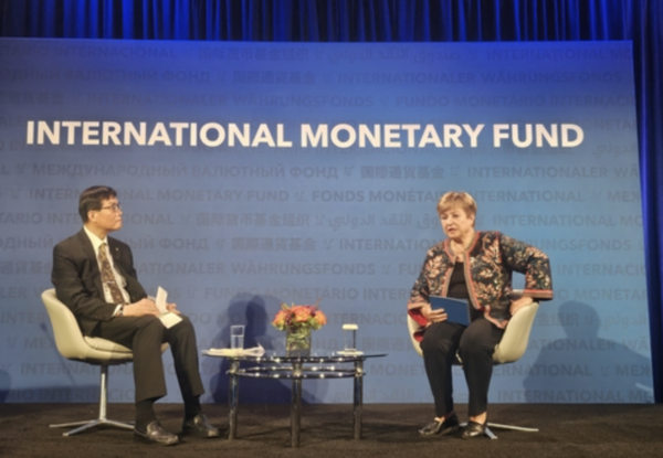 (왼쪽부터) 이창용 한국은행 총재와 크리스탈리나 게오르기에바 IMF 총재. 연합뉴스 제공.