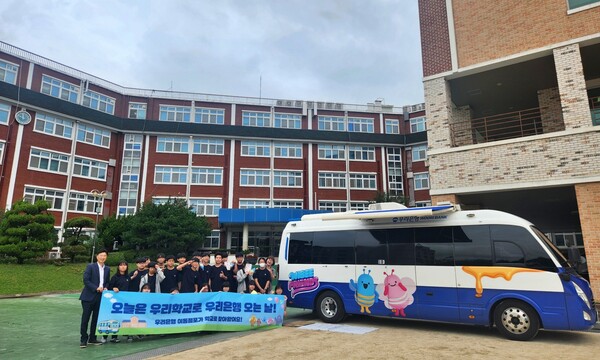 지난 18일 충북 청주 수곡중학교에서 열린 ‘찾아가는 금융체험교실’ 참여 학생들. 우리은행 제공.