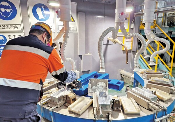 고려아연이 전략광물 분야에서 국가경제와 공급망 안보의 핵심기업으로 떠오르면서, 단순한 제련기업을 넘어 국가기간산업 차원의 의미를 갖는다는 평가가 나오고 있다. 사진은 고려아연의 울산 온산제련소에서 한 직원이 핵심 전략광물인 인듐을 주조하고 있는 모습. 고려아연 제공