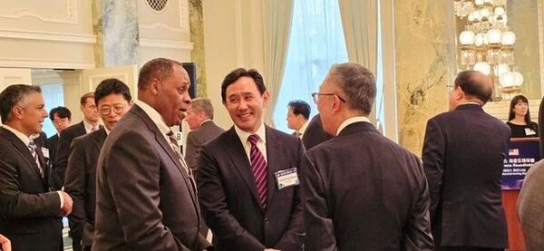 미국 마리아네트 밀러-믹스 하원의원은 “미국 방위산업에 필수적인 전략광물 공급에서 고려아연은 핵심적”이라고 언급했다. 사진은 최윤범 고려아연 회장(오른쪽)과 마이클 윌리엄슨 록히드마틴 인터내셔널 사장이 미국 워싱턴 D.C.의 윌라드 인터콘티넨탈 호텔에서 대화를 하고 있는 모습. 고려아연 제공