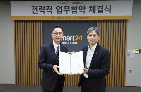 이마트24 최진일 대표이사(우측)와 푸르웰 정철웅 대표이사가 지난 18일 서울 성동구 소재 이마트24 본사에서 업무협약식 후 기념촬영을 하고 있다. 이마트24 제공