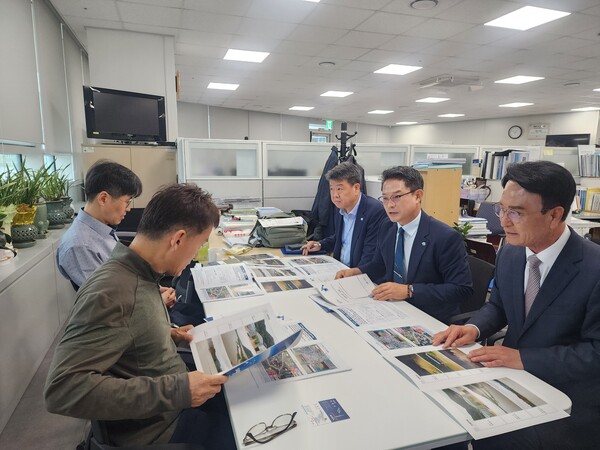 박동식 사천시장(오른쪽 아래)이 재해예방사업 국·도비 지원 확보를 위해 관계자들과 사업 자료를 검토하고 있다. 사천시 제공