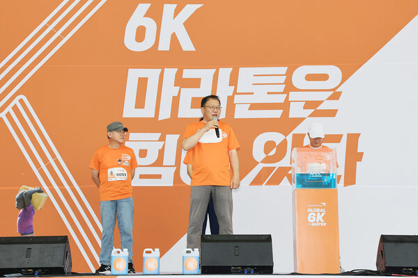 장금용 창원시장 권한대행이 20일 3.15해양누리공원 일원에서 열린 '글로벌 6k for water 마라톤 창원대회'에 참석해 인사말을 하고 있다.