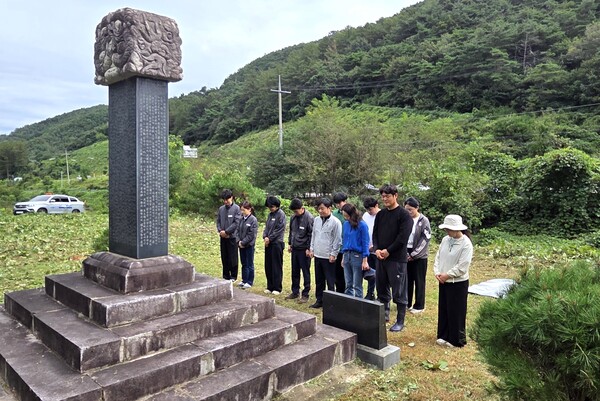 대구시 군위군은 19일 삼국유사면 화수리에 위치한 독립운동가 허 석 의사 기념 추적비 주변 예초작업 등 환경정화 봉사활동을 실시했다.(사진=군위군) 