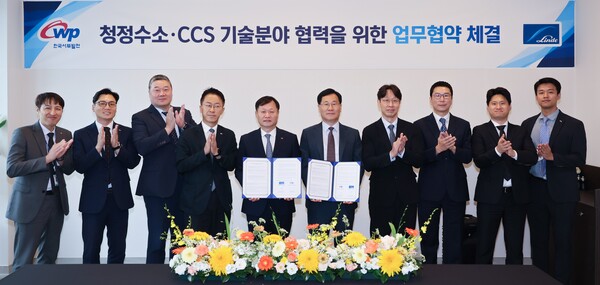 한국서부발전은 22일 충남 서산 베네키아에서 린데코리아와 ‘청정수소 발전사업 추진 협력을 위한 업무협약’을 체결했다. 이정복 서부발전 사장(왼쪽 다섯 번째)과 성백석 린데코리아 회장(여섯 번째) 등이 참석자들과 기념촬영을 하고 있다.  한국서부발전 제공 