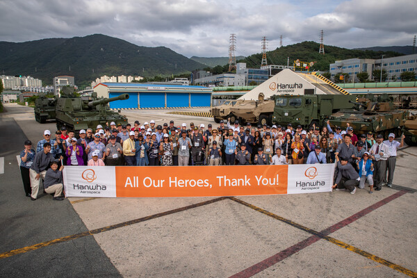 19일 한화에어로스페이스 창원2사업장에서 진행된 '참전용사 재방한 행사'에서 6·25전쟁 미국 참전용사 85명 등 관계자들이 주요 무기체계 앞에서 기념촬영하고 있다. 한화그룹 제공