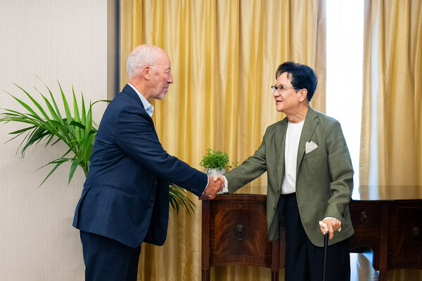 이재현 CJ그룹 회장이 영국 런던에서 스포츠 마케팅 전문가 마이클 페인 대표를 만나 악수를 나누고 있다. CJ그룹 제공