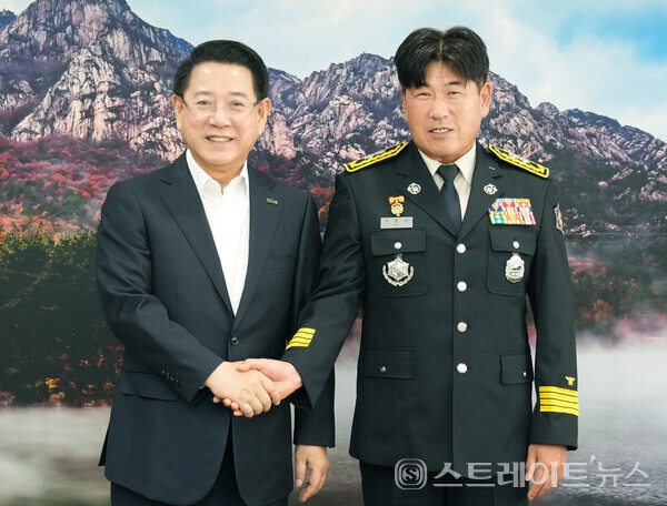 김영록 지사(왼쪽)가 22일 도청 접견실에서 주영국 신임 전남도 소방본부장과 면담을 마치고 기념촬영을 하고 있다. 전남도