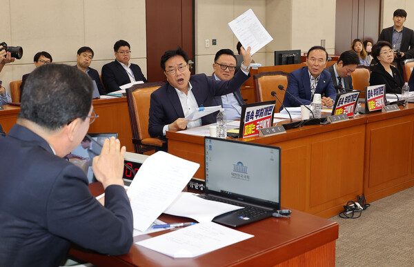 22일 서울 여의도 국회에서 열린 행정안전위원회 전체회의에서 국민의힘 서범수 야당 간사가 더불어민주당이 주도한 정부조직법 개편안 처리에 항의를 하고 있다. 연합뉴스. 