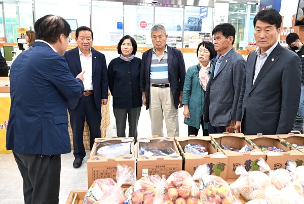 대구시 군위군의회가 지난 19일 현장에서 답을 찾는 지역먹거리 우수사례 선진지 견학을 실시했다.(사진=군위군의회)