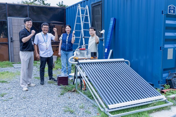 한수원 사내 학습조직인 ESH가 태양광 집열 증발 방식을 기반으로 한 친환경 담수화 시스템과 함께 기념촬영을 하고 있다. 한국수력원자력 제공