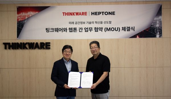 미래 공간정보 기술의 혁신을 선도할 전략적 업무협약 체결식에서 이흥복 팅크웨어 대표이사(왼쪽), 서문규 헵톤 대표이사가 협약식 이후 기념촬영하는 모습. 팅크웨어 제공