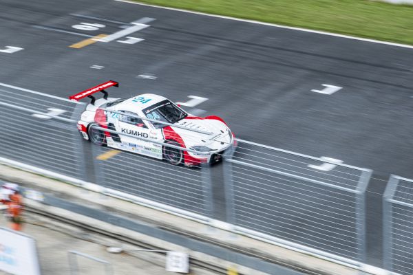 지난 21일 전남 영암 코리아인터내셔널서킷(KIC)에서 열린 대회에서 금호 SL모터스포츠 이창욱 선수가 11번 그리드에서 출발해 시즌 4번째 우승을 거머쥐었다. 금호타이어 제공