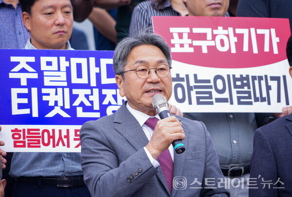 강기정 시장이 23일 오전 광산구 송정역 광장에서 열린 'KTX 호남선 증편 촉구 결의대회'에 참석해 광주시의회, 광산구, 광산구의회, 시민 등과 호남선 KTX 증편을 촉구하는 결의문을 발표하고 있다. 광주시