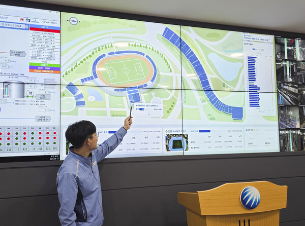 인천발전본부 박종성 신재생설비팀장이 AI 고장진단 시스템을 시연하고 있다. 한국중부발전 제공