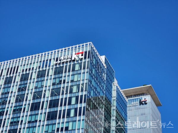 KT는 올해 8,9월 소액결제 피해와 가짜 기지국 사건으로 최근 가장 많은 비판을 받고 있다.  사진은 KT 광화문 사옥 전경. 박응서 기자