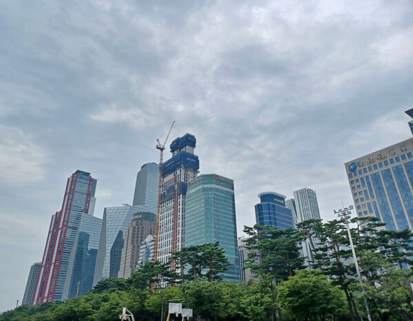 자사주 의무소각 입법 논의 와중에 자사주를 교환대상으로 하는 교환사채가 대거 쏟아지고 있다. 사진은 여의도 증권가. 연합뉴스