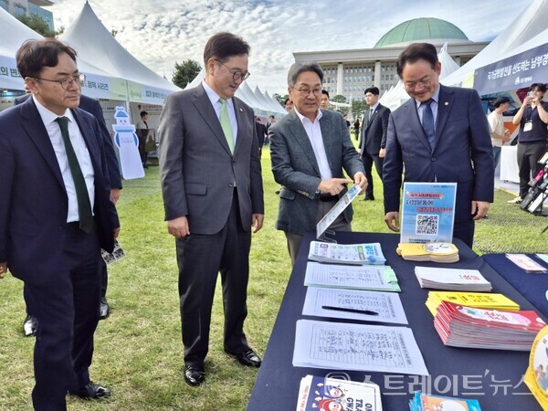 강기정 시장이 23일부터 24일까지 이틀간 국회 중앙 잔디광장에서 열리는 ‘2025 국회입법박람회’에 참석해 우원식 국회의장 등과 함께 홍보부스를 둘러보고 있다. 광주시