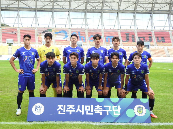 진주시민축구단 선수들이 평택시티즌FC와의 홈경기를 앞두고 기념촬영을 하고 있다. 진주시 제공