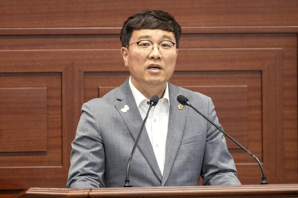 조용진 경북도의회 교육위부위원장이 23일 임시회 본회의서 도정질문을 통해 경북의 미래를 책임질 네 가지 핵심 과제를 제안했다.(사진=경북도의회)