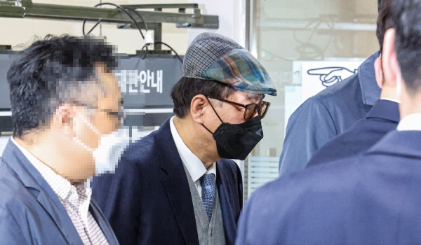 2022년 4월 차명회사 누락 혐의로 1심 유죄받은 정몽진 KCC 회장이 법정을 나서고 있다. 연합뉴스