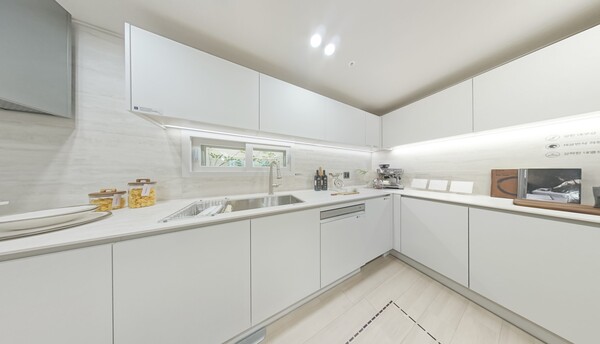 한화 건설부문이 울산광역시 남구 무거동 1422-5번지 일원(한화케미칼 사택 부지)에 공급하는 ‘한화포레나 울산무거’ 84㎡A형의 주방. 청약홈은 29일 특별공급을 시작으로 이 단지 청약 일정을 시작한다. 한화