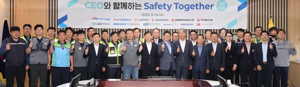 한국서부발전은 24일 충남 태안발전본부에서 ‘시이오(CEO)와 함께하는 안전동행’ 행사를 개최했다. 행사에는 이정복 서부발전 사장(앞줄 왼쪽 여덟 번째)과 협력기업 11개사 대표, 근로자 대표 등 60여명이 참석했다. 한국서부발전 제공 