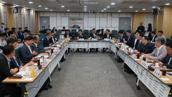 24일 국회의원회관 제3세미나실에서 열린 'AI G3 강국 신기술 전략 조찬포럼 시즌2'가 열렸다. 정동영 의원(통일부 장관)실 제공. 