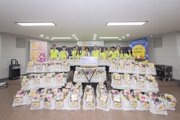 박영철 기획관리부사장(가운데)과 남부발전 임직원이 24일 ‘추석맞이 식품꾸러미’ 봉사활동 후, 기념촬영하고 있다. 한국남부발전 제공