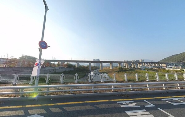 단지 북측 울산역로 너머 자전교에서 바라본 태화강 수변.