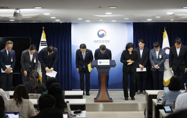 지난 19일 서울 종로구 정부서울청사에서 열린 해킹 대응을 위한 과기정통부-금융위 합동 브리핑을 마친 정부 관계자들과 롯데카드(왼쪽), KT(오른쪽) 관계자들이 함께 고개 숙여 사과를 하고 있다. 연합뉴스