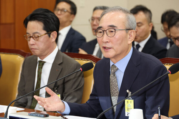 24일 국회 과학기술정보방송통신위원회 청문회에서 김영섭 KT 대표가 답변하고 있다. 연합뉴스
