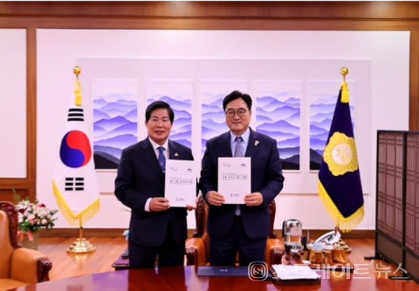 공영민 군수(왼쪽)가 지난 23일 국회에서 우원식 국회의장을 만나 지역 현안 사업의 국비 지원을 건의한 후 기념촬영을 하고 있다. 고흥군