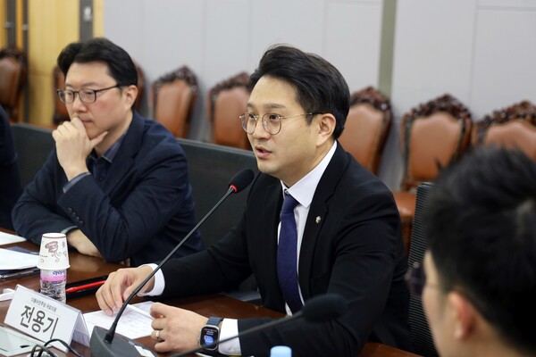 더불어민주당 전용기 의원. 페이스북. 