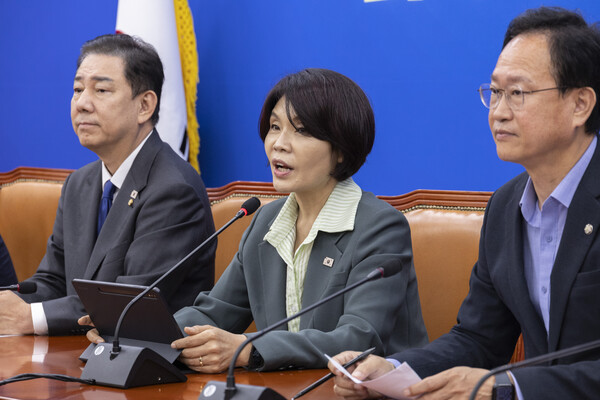 더불어민주당 한정애 정책위의장이 25일 국회에서 열린 정책조정회의에서 발언하고 있다. 연합뉴스. 
