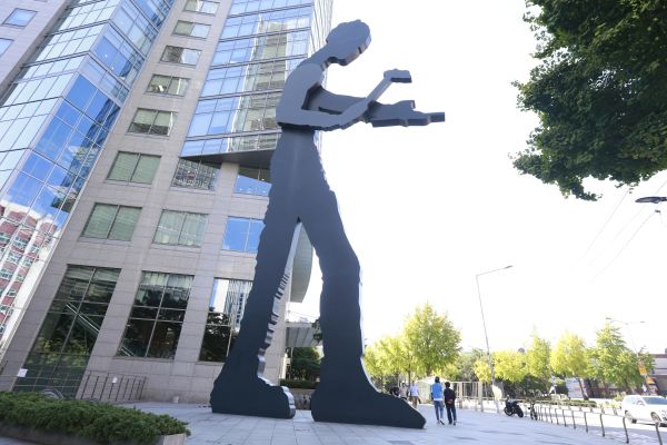 사진은 태광그룹 본사 앞 해머링맨. 태광그룹 제공