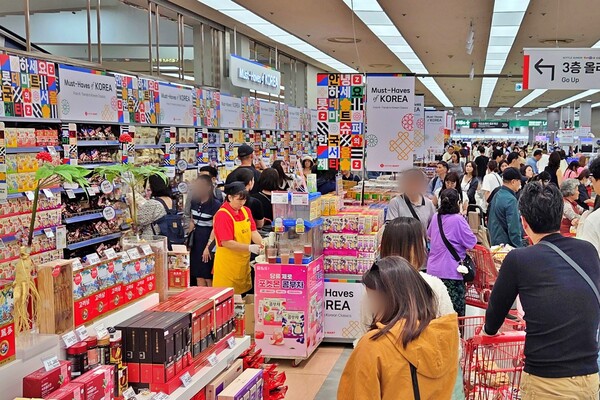 서울시 중구에 위치한 롯데마트 제타플렉스 서울역점 '머스트 헤브 오브 코리아' 코너에서 외국인 고객들이 K푸드 상품을 구매하고 있다. 롯데마트 제공