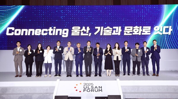 24일 울산시 울주군 울산전시컨벤션센터(UECO)에서 열린 '2025 울산포럼'에서 최창원 SK수펙스추구협의회 의장(가운데)과 이윤철 울산상공회의소 회장(오른쪽 일곱 번째) 등 주요 참석자들이 기념촬영을 하고 있다. SK이노베이션 제공