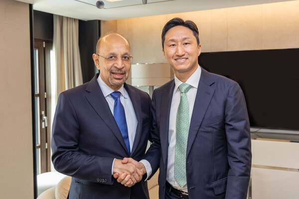 25일 정기선 HD현대 수석부회장(오른쪽)이 칼리드 알팔리 사우디 투자부장관을 만나 사업 협력을 논의했다. HD현대 제공